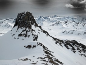 玉龙雪山，雪舞纷飞的壮丽画卷  非常漂亮的雪山玉龙下大雪视频