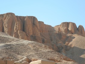 武当山，湖北的瑰宝，千年的秘境  武当山位于湖北哪里