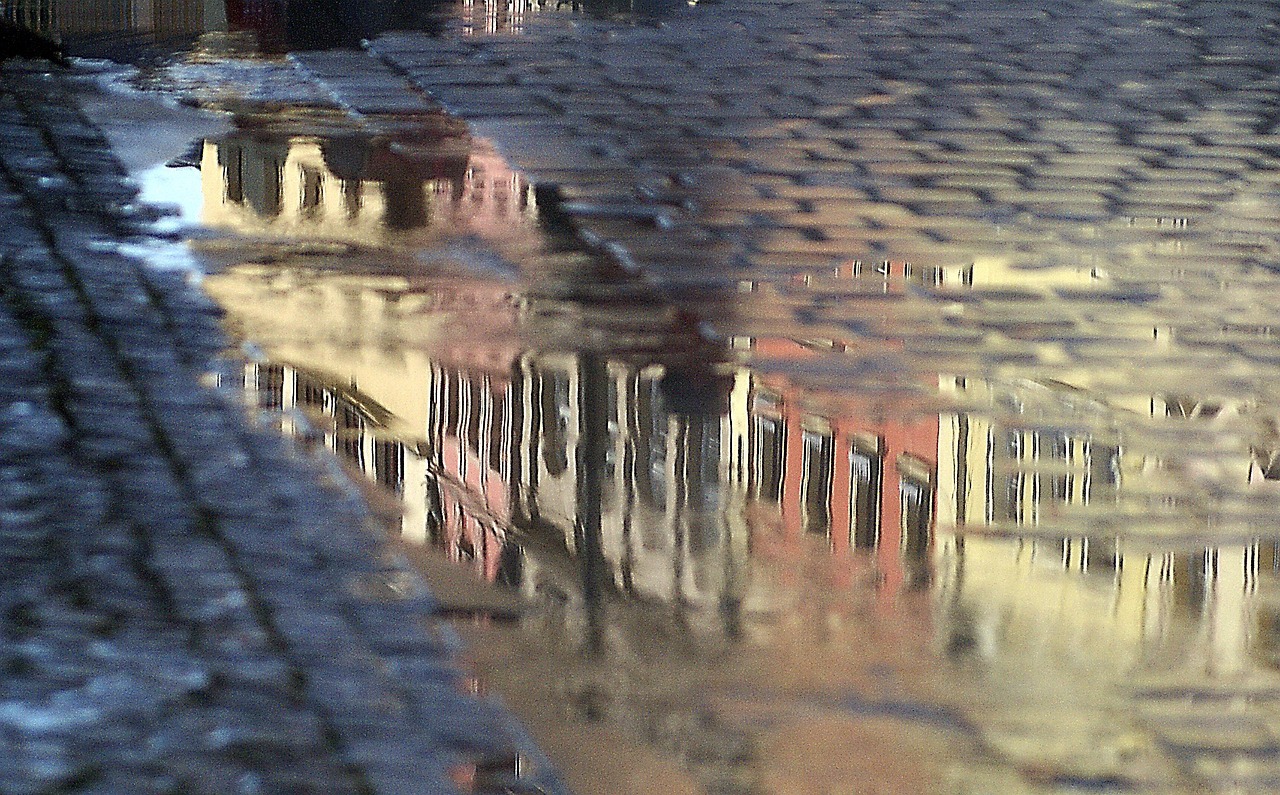 汕头暴雨如倾盆，城市在雨中洗礼  汕头倾盆大雨